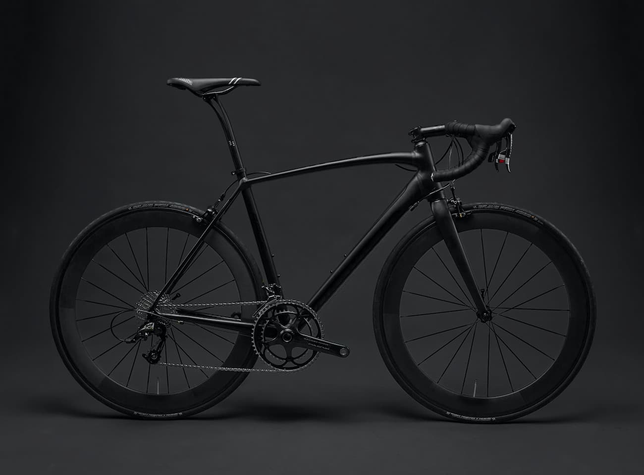 Bicicleta Nimbus Stark preta em fundo preto